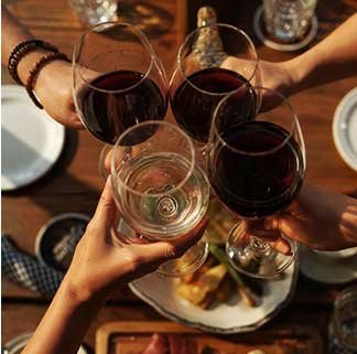 Brindis de un grupo con copas de vino